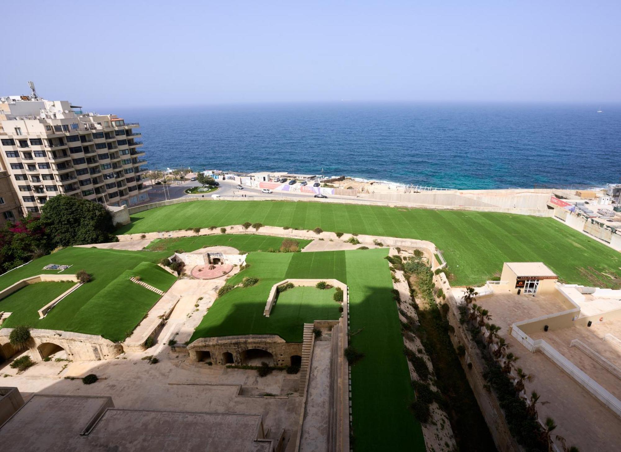 Stunning 3-Bedroom Seaview Retreat In Fort Cambridge Sliema Extérieur photo