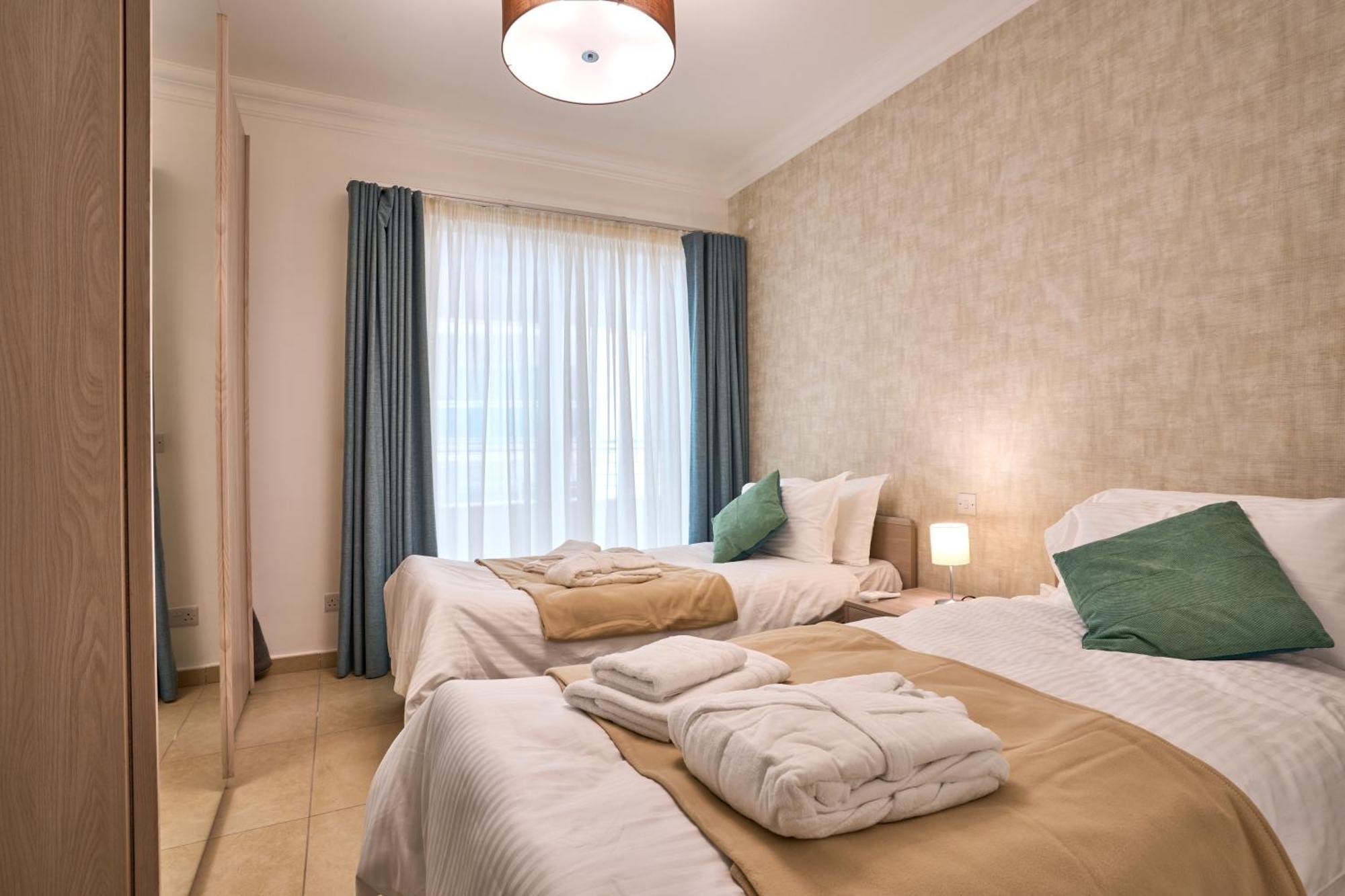 Stunning 3-Bedroom Seaview Retreat In Fort Cambridge Sliema Extérieur photo