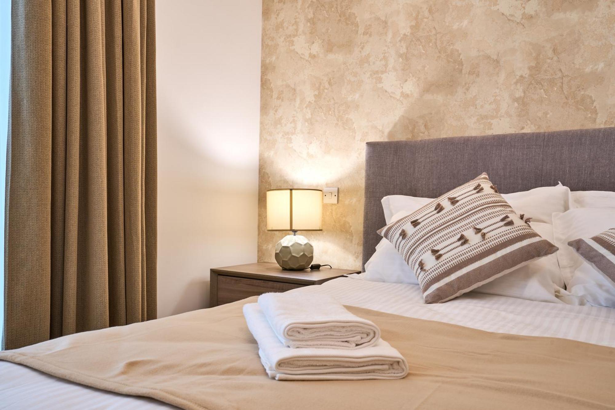 Stunning 3-Bedroom Seaview Retreat In Fort Cambridge Sliema Extérieur photo